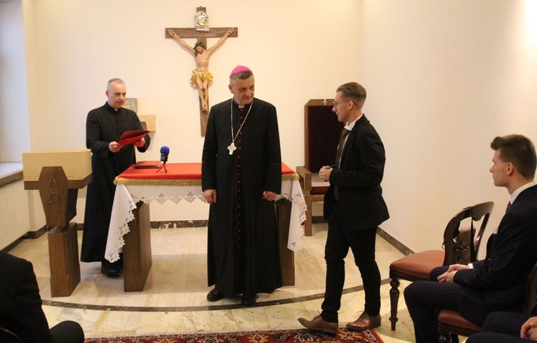 Siedmiu nowych kleryków diecezji bielsko-żywieckiej odebrało suscepty - 2022