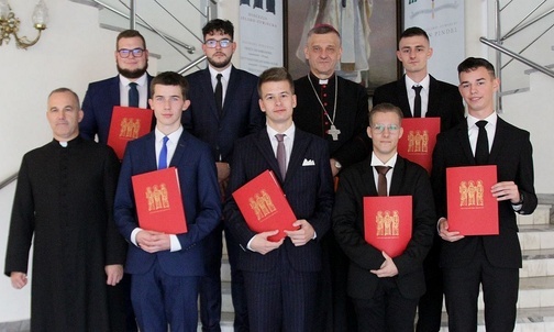 Nowi klerycy z bp. Romanem Pindlem i ks. Sławomirem Kołatą, wicerektorem krakowskiego seminarium.