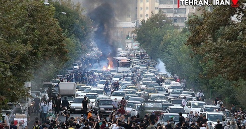 Iran: Trwają brutalnie tłumione przez policję protesty; zginęło co najmniej 76 osób