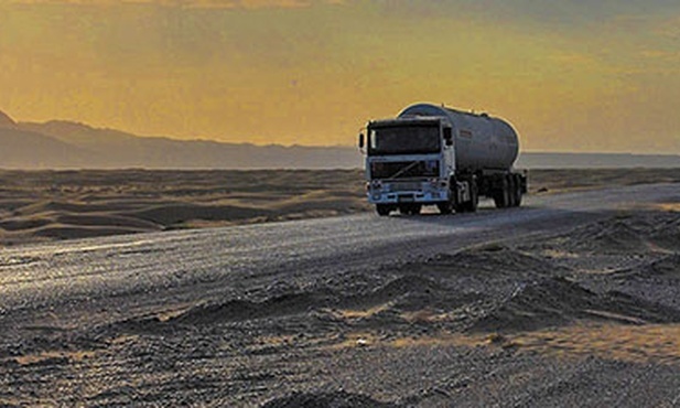 W drodze przez pustynię Kara-kum z Aszchabadu do Turkmenbaszy.   By spotkać się  z kilkunastoma katolikami, misjonarze pokonują 600 km.