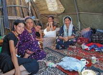 Turkmenki w jurcie nad brzegiem Morza Kaspijskiego.