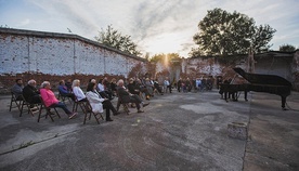 Trzech pianistów – trzy koncerty w nietypowych miejscach.  Film ma ciekawy scenariusz.