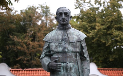 Pomnik bł. ks. Antoniego Rewery na dziedzińcu przed kościołem św. Józefa.