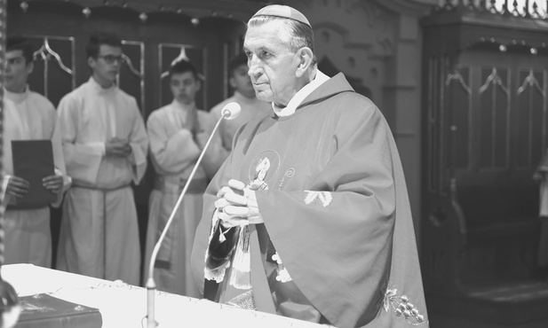 Rodzinna parafia modli się za zmarłego bp. Jana Styrnę