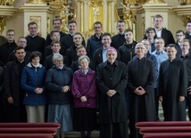 Pamiątkowe zdjęcie z biskupem ordynariuszem.