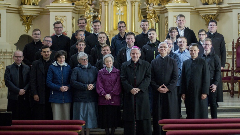 Pamiątkowe zdjęcie z biskupem ordynariuszem.