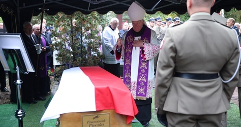 Franciszek Pieczka spoczął na cmentarzu w Aleksandrowie