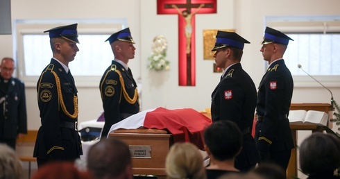 Pogrzeb strażaka, który zginął w akcji na autostradzie. Jego żona ma poważne obrażenia