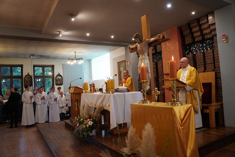 Wprowadzenie relikwii św. Jana Pawła II do parafii we Wrocławiu-Strachocinie