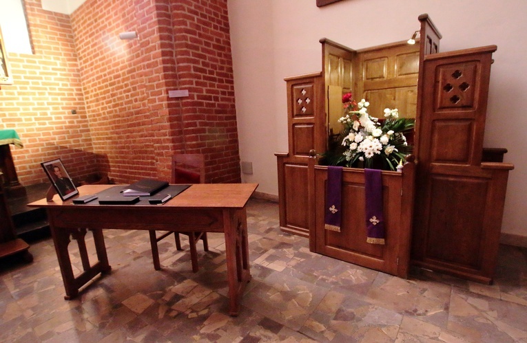 Wierni składają wpisy w księdze kondolencyjnej