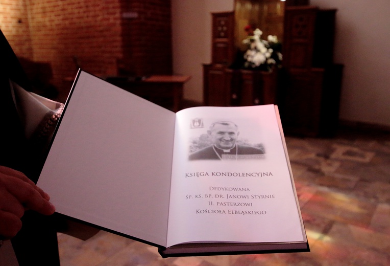 Wierni składają wpisy w księdze kondolencyjnej