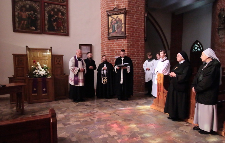 Wierni składają wpisy w księdze kondolencyjnej
