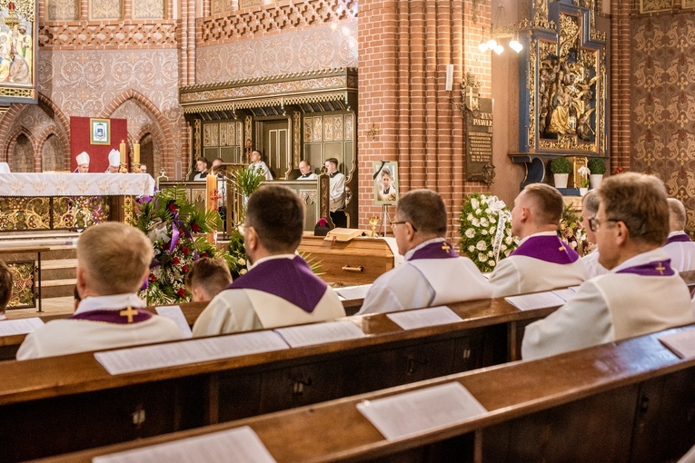 Pogrzeb ks. prał. Michała Oksiuty