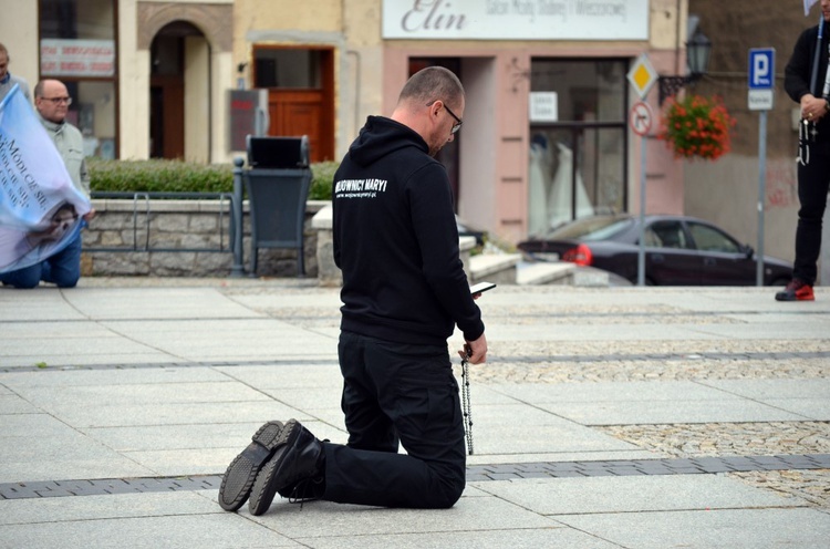 Świdnica. Różańcową modlitwę zaczęli na ulicy