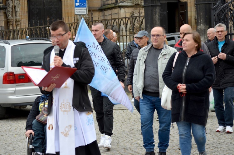 Świdnica. Różańcową modlitwę zaczęli na ulicy