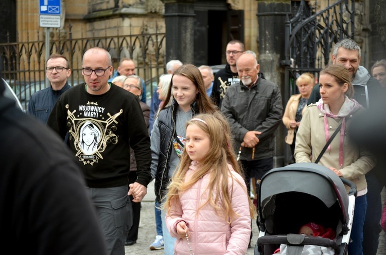 Świdnica. Różańcową modlitwę zaczęli na ulicy