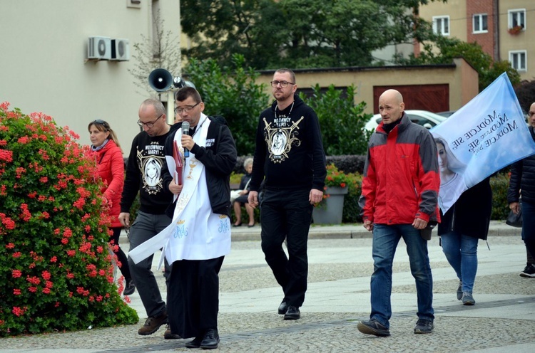 Świdnica. Różańcową modlitwę zaczęli na ulicy