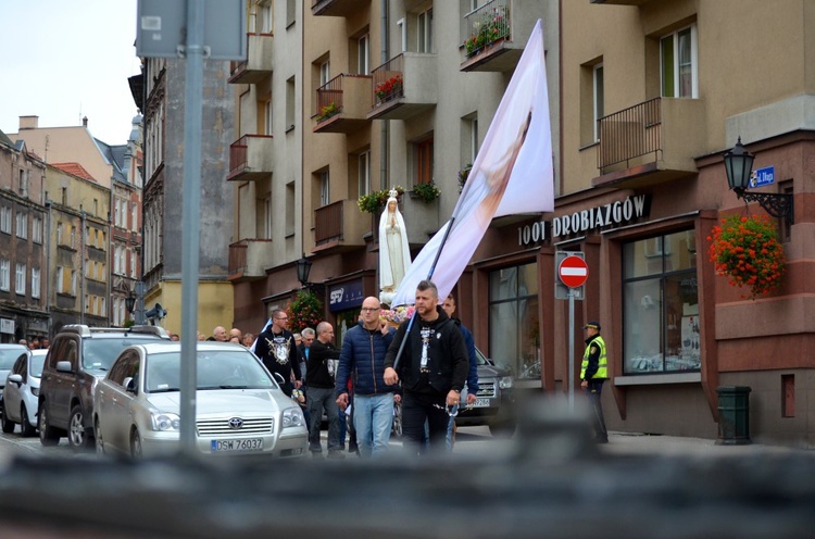 Świdnica. Różańcową modlitwę zaczęli na ulicy