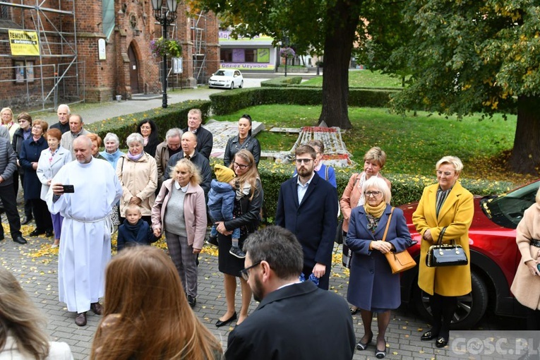 Świebodzin. Tablica poświęcona twórczyni diecezjalnego poradnictwa rodzinnego 