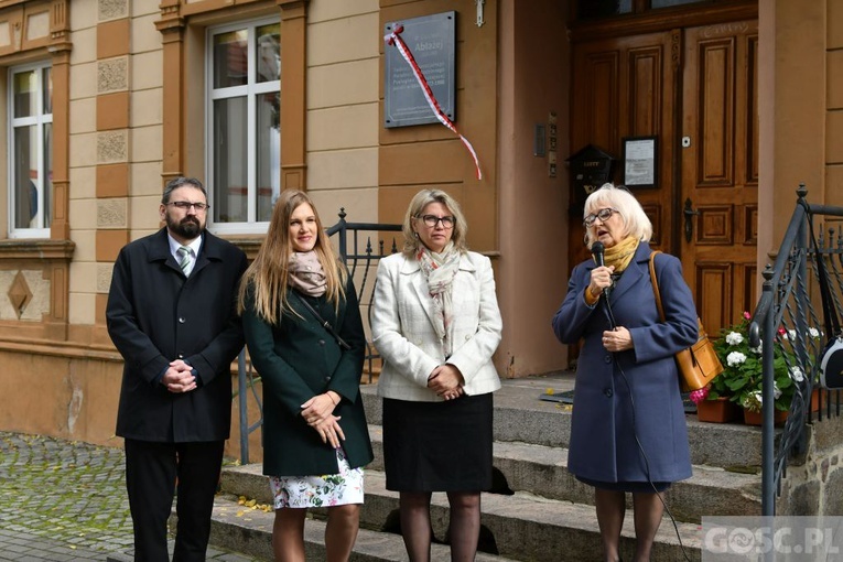 Świebodzin. Tablica poświęcona twórczyni diecezjalnego poradnictwa rodzinnego 