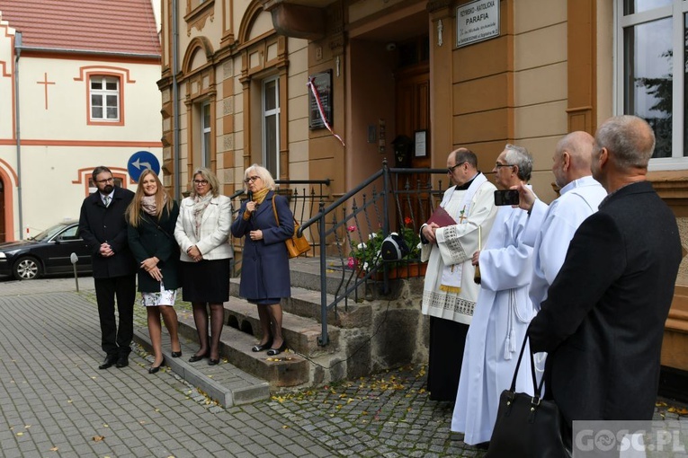 Świebodzin. Tablica poświęcona twórczyni diecezjalnego poradnictwa rodzinnego 