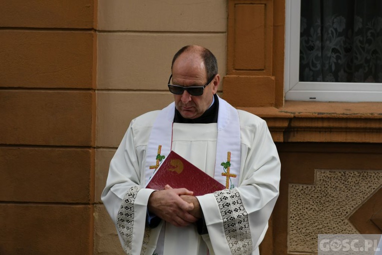 Świebodzin. Tablica poświęcona twórczyni diecezjalnego poradnictwa rodzinnego 