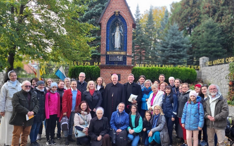 Bp Wiesław Szlachetka w Gietrzwałdzie z katechetami pielgrzymującymi do sanktuarium Matki Bożej.