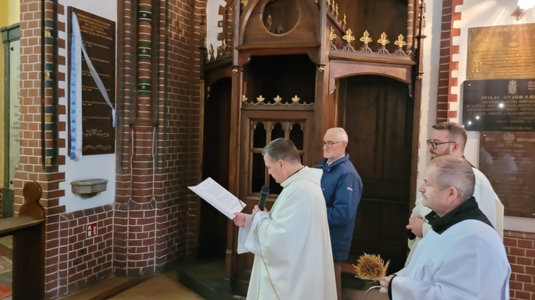 Ks. Wiesław Rusin poświęcił i odsłonił pamiątkową tablicę z nazwiskami powojennych proboszczów.