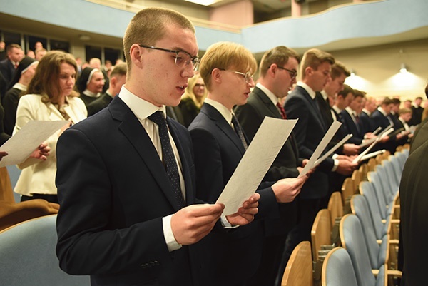 Podczas inauguracji studenckie ślubowanie złożyli klerycy I roku WSD oraz osoby świeckie.