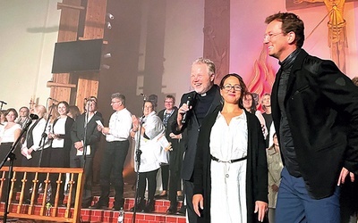 	Koncert finałowy otworzyli wspólnie:  (od lewej, na pierwszym planie): ks. Mirosław Szewieczek, Agnieszka Bożek i ks. Mateusz Dudkiewicz. 