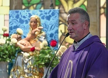 ▲	Homilię podczas Mszy św. pogrzebowej wygłosił ks. Wojciech Staszczak. 