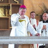 W ołtarzu umieszczono relikwie św. Jana Pawła II.