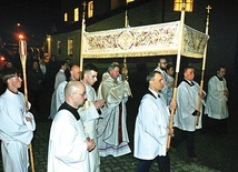 Po Mszy Świętej wierni przeszli za Najświętszym Sakramentem niesionym przez arcybiskupa w procesji przed kościołem.