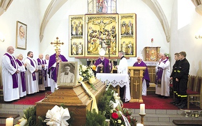 ▲	Liturgii przewodniczył biskup legnicki Andrzej Siemieniewski.  
