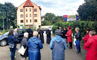 ▲	Do modlitwy na skrzyżowaniu Złotoryjskiej i Grunwaldzkiej dołączyły siostry służebnice Przenajświętszej Krwi.  