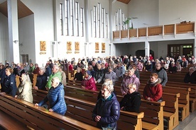 ▲	Zakonnik podjął się naukowego zbadania naszej popandemicznej pobożności. 