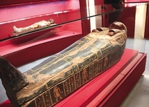 ▲	Pomieszczenie z sarkofagiem i mumią to serce wystawy. 