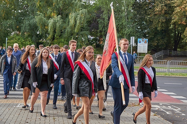 ▲	Uczniowie szkoły w drodze na obchody.