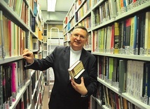 ▲	Ksiądz profesor M. Wróbel jest światowej sławy biblistą.