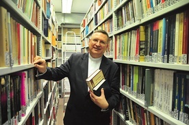 ▲	Ksiądz profesor M. Wróbel jest światowej sławy biblistą.