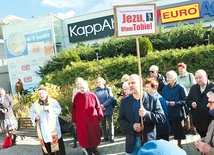 ▲	Modląc się w miejscu publicznym, wierni dają świadectwo wiary. 