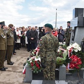 Po odsłonięciu symbolicznego grobu odbył się apel poległych. Obecne były wojsko i poczty sztandarowe.