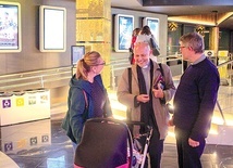 ▲	Reżyser (w środku) po premierze wpatruje się w wózek z najmłodszą „aktorką” filmu – Antoniną Weroniką.