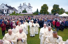 W wydarzeniu uczestniczyło około 2 tys. wiernych. Towarzyszyło im niemal stu księży.