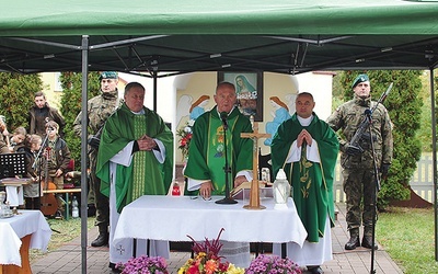 Eucharystia w intencji pomordowanych odprawiona została przy ich mogile.