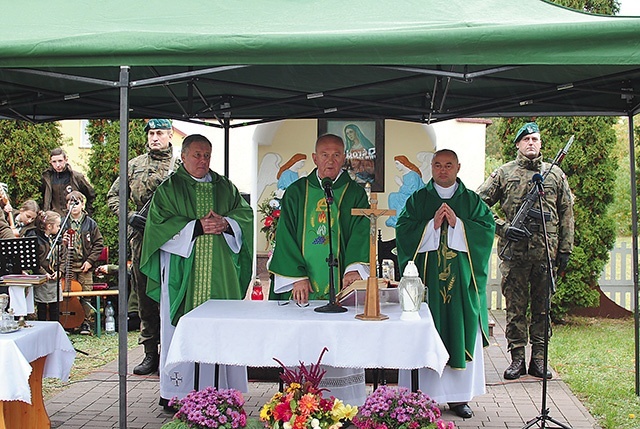 Eucharystia w intencji pomordowanych odprawiona została przy ich mogile.