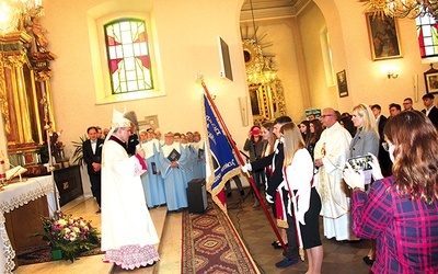 Moment poświęcenia chorągwi.