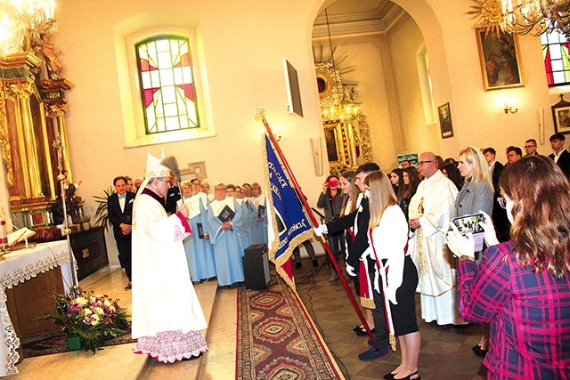 Moment poświęcenia chorągwi.