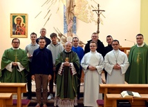 Grupowe zdjęcie kleryków z przełożonymi i biskupem.