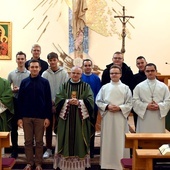 Grupowe zdjęcie kleryków z przełożonymi i biskupem.